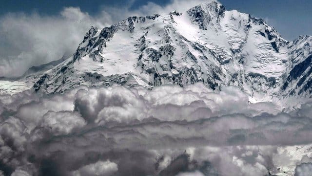 Die schneebedeckte Westseite des Nanga Parbat im Himalaya. Die schneebedeckte Westseite des Nanga Parbat im Himalaya.