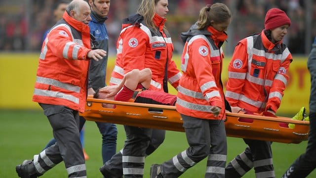 Lukas Kübler wurde mit einer Trage vom Platz getragen.