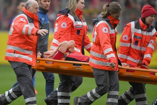Lukas Kübler wurde mit einer Trage vom Platz getragen.