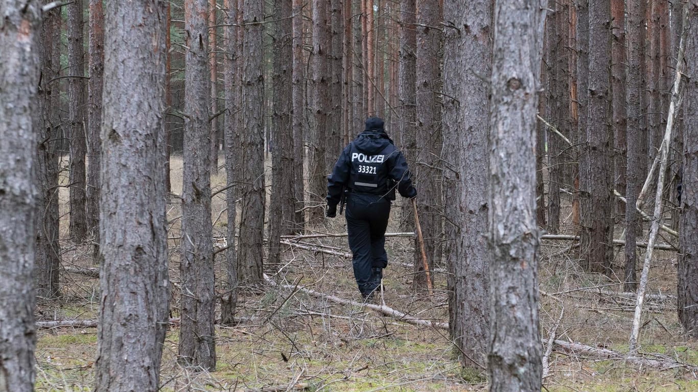 Ein Polizist durchsucht den Wald bei Kummersdorf: Die Suche nach Rebecca blieb auch am dritten Tag erfolglos.