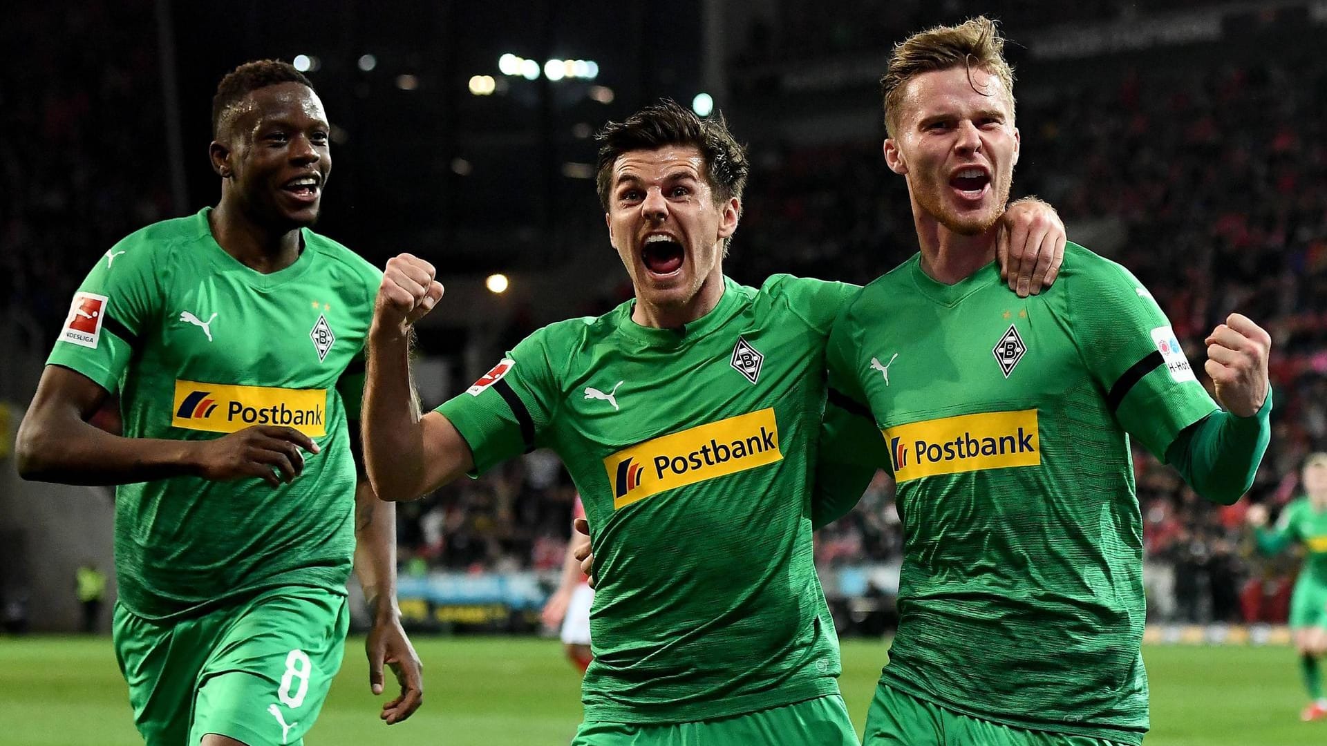 Die Gladbacher Denis Zakaria (v.l.) und Jonas Hofmann feiern mit Torschütze Nico Elvedi das 1:0. Die Gladbacher Denis Zakaria (v.l.) und Jonas Hofmann feiern mit Torschütze Nico Elvedi das 1:0.
