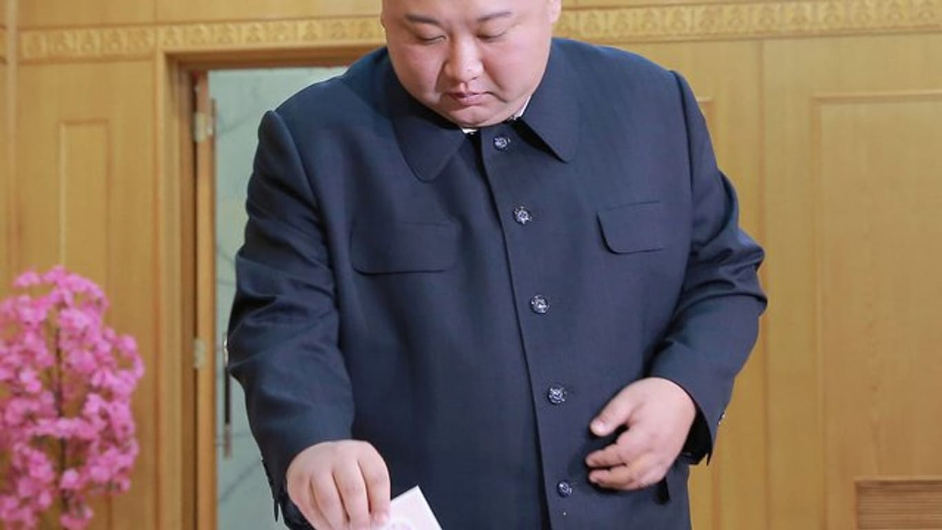 Kim Jong Un bei der Abgabe seiner Stimme in einem Wahlzentrum an der Kim Chaek University of Technology.