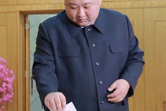 Kim Jong Un bei der Abgabe seiner Stimme in einem Wahlzentrum an der Kim Chaek University of Technology.
