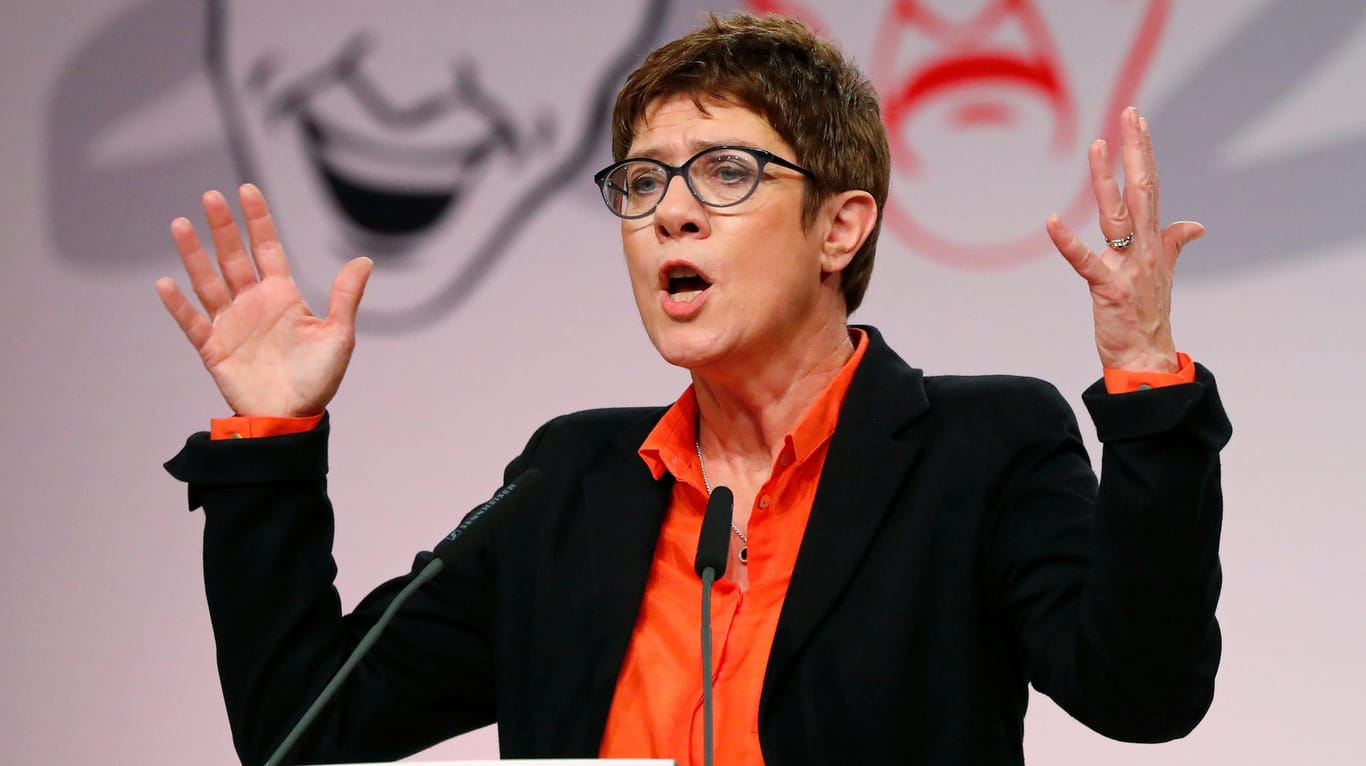 Annegret Kramp-Karrenbauer: Verschiedene SPD-Politiker erteilten möglichen vorzeitigen Wechselplänen der CDU-Vorsitzenden ins Kanzleramt eine Absage.