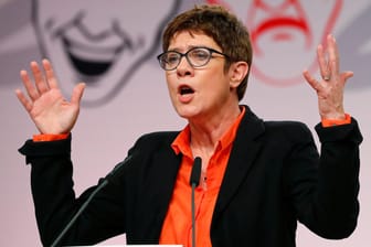 Annegret Kramp-Karrenbauer: Verschiedene SPD-Politiker erteilten möglichen vorzeitigen Wechselplänen der CDU-Vorsitzenden ins Kanzleramt eine Absage.