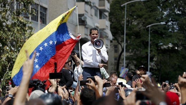 Juan Guaidó, selbst ernannter Interimspräsident, ei einer Kundgebung gegen die sozialistische Regierung von Präsident Maduro. Juan Guaidó, selbst ernannter Interimspräsident, ei einer Kundgebung gegen die sozialistische Regierung von Präsident Maduro.