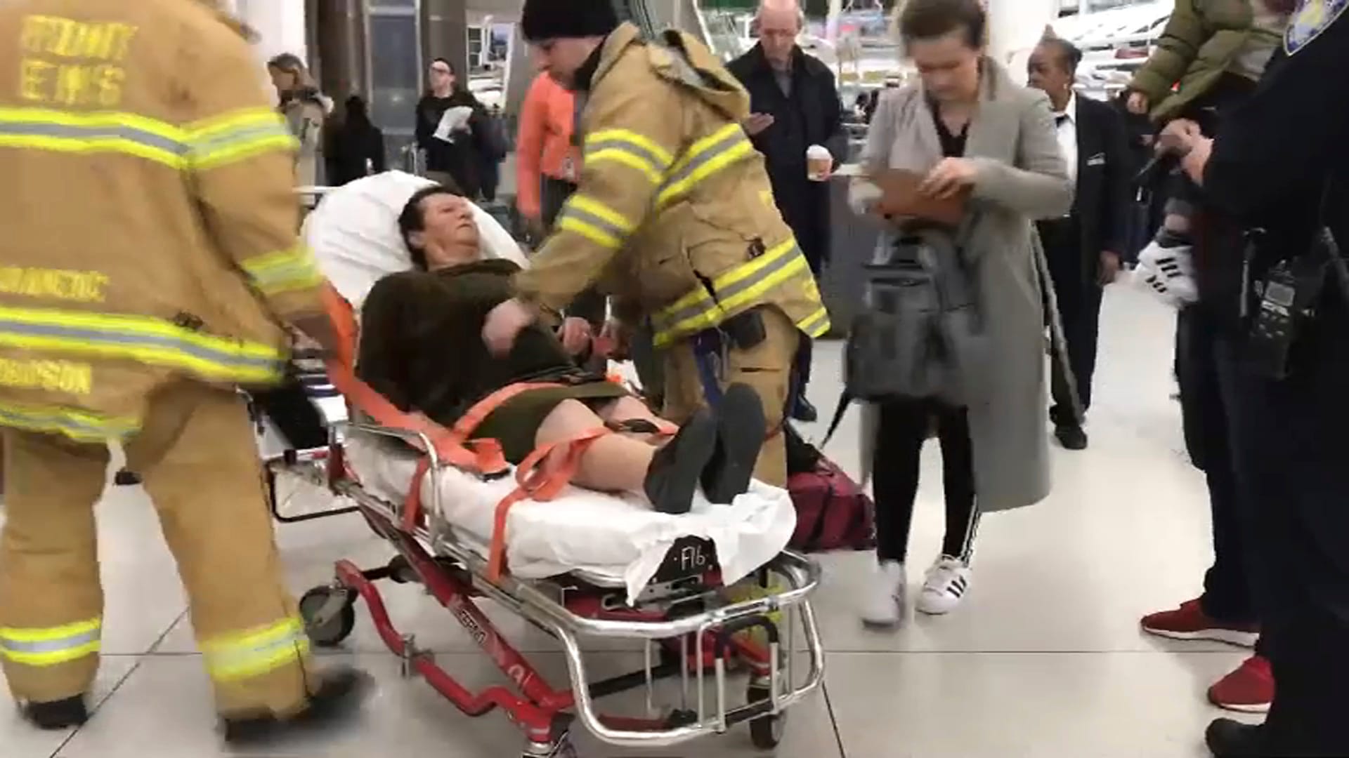 Rettungskräfte im Einsatz: Auf dem John F. Kennedy International Airport in New York wird ein Verletzter behandelt.