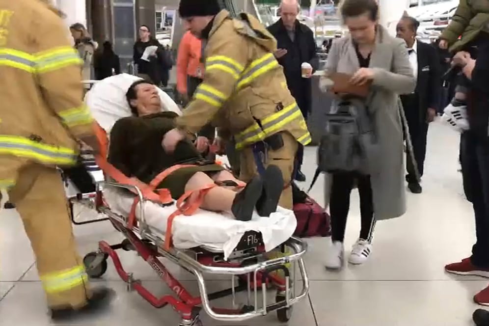 Rettungskräfte im Einsatz: Auf dem John F. Kennedy International Airport in New York wird ein Verletzter behandelt.