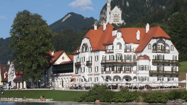 Außenaufnahme des Hotels Ameron Neuschwanstein Alpsee Resort & Spa: Das Luxushotel eröffnet trotz ungeklärter Markenrechte.