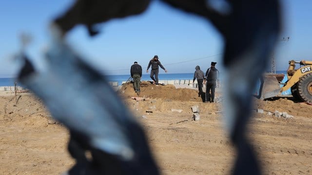 Palästinensische Männer begutachten die Schäden nach einem israelischen Luftangriff. Palästinensische Männer begutachten die Schäden nach einem israelischen Luftangriff.