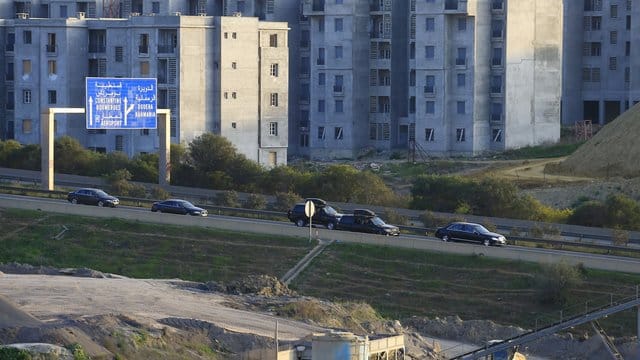In dem Konvoi befindet sich mutmaßlich der algerische Präsident Abdelaziz Bouteflika, der auf dem Militärflughafen südlich der Hauptstadt gelandet sein soll.