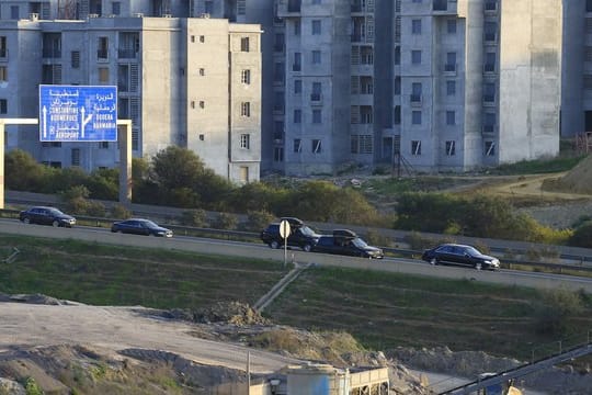 In dem Konvoi befindet sich mutmaßlich der algerische Präsident Abdelaziz Bouteflika, der auf dem Militärflughafen südlich der Hauptstadt gelandet sein soll.