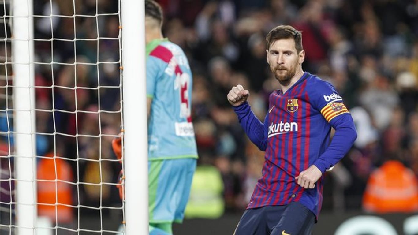 Lionel Messi (r) trifft und trifft und trifft.