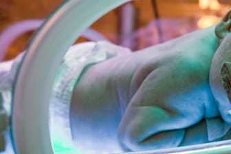 Ein neugeborenes Baby (Archivbild): In Tunesien gab es in einem Krankenhaus zahlreiche Todesfälle.