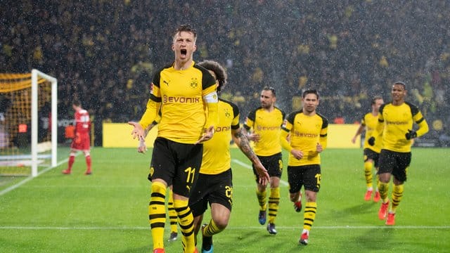 BVB-Star Marco Reus jubelt nach seinen Treffer gegen den VfB Stuttgart. BVB-Star Marco Reus jubelt nach seinen Treffer gegen den VfB Stuttgart.