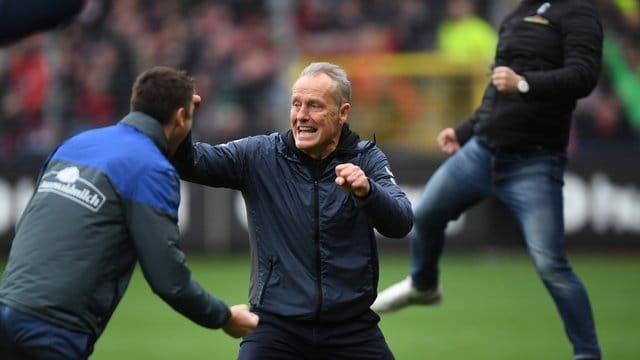Christian Streich freut sich über den 2:1-Sieg.