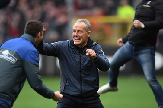 Christian Streich freut sich über den 2:1-Sieg.