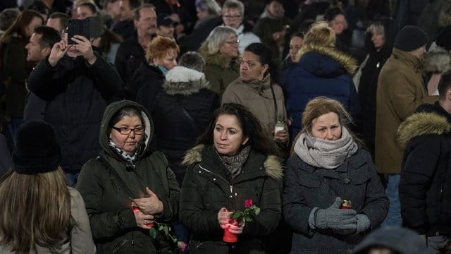 Mehrere hundert Menschen hatten sich schon am Samstag in Worms zu einem Trauermarsch für die getötete 21-jährige versammelt.