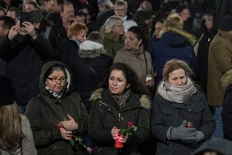 Mehrere hundert Menschen hatten sich schon am Samstag in Worms zu einem Trauermarsch für die getötete 21-jährige versammelt.