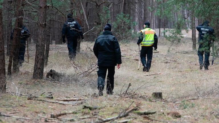Brandenburg: Gestern gab die Polizei die Suche nach der vermissten Rebecca in einem Wald auf.
