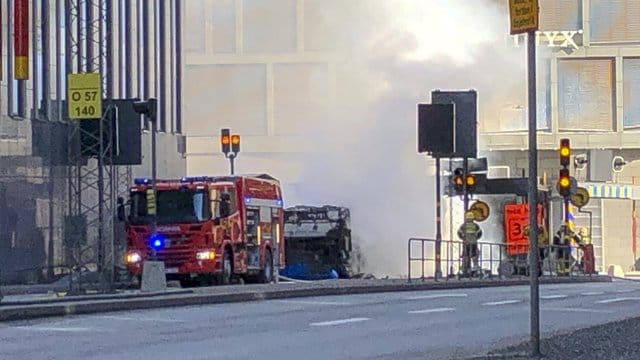 Passagiere waren nach ersten Erkenntnissen nicht an Bord des explodierten Busses. Passagiere waren nach ersten Erkenntnissen nicht an Bord des explodierten Busses.