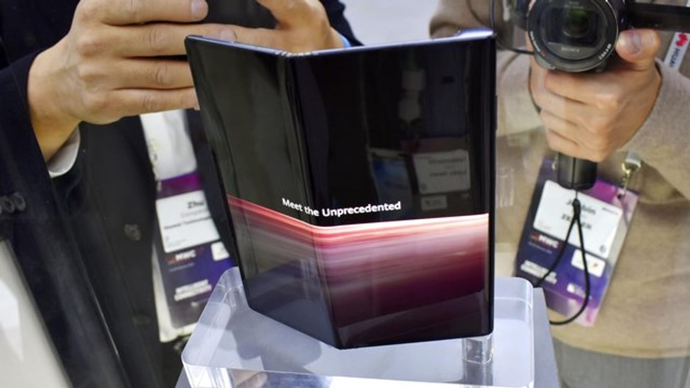 Das neue Huawei Mate X, ein Smartphone mit faltbarem Display, wird beim Mobile World Congress in Barcelona präsentiert.