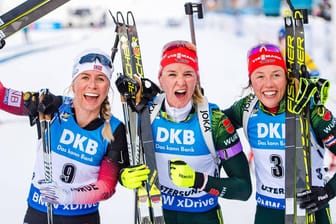 Tiril Eckhoff (links), Weltmeisterin Denise Herrmann und Laura Dahlmeier.