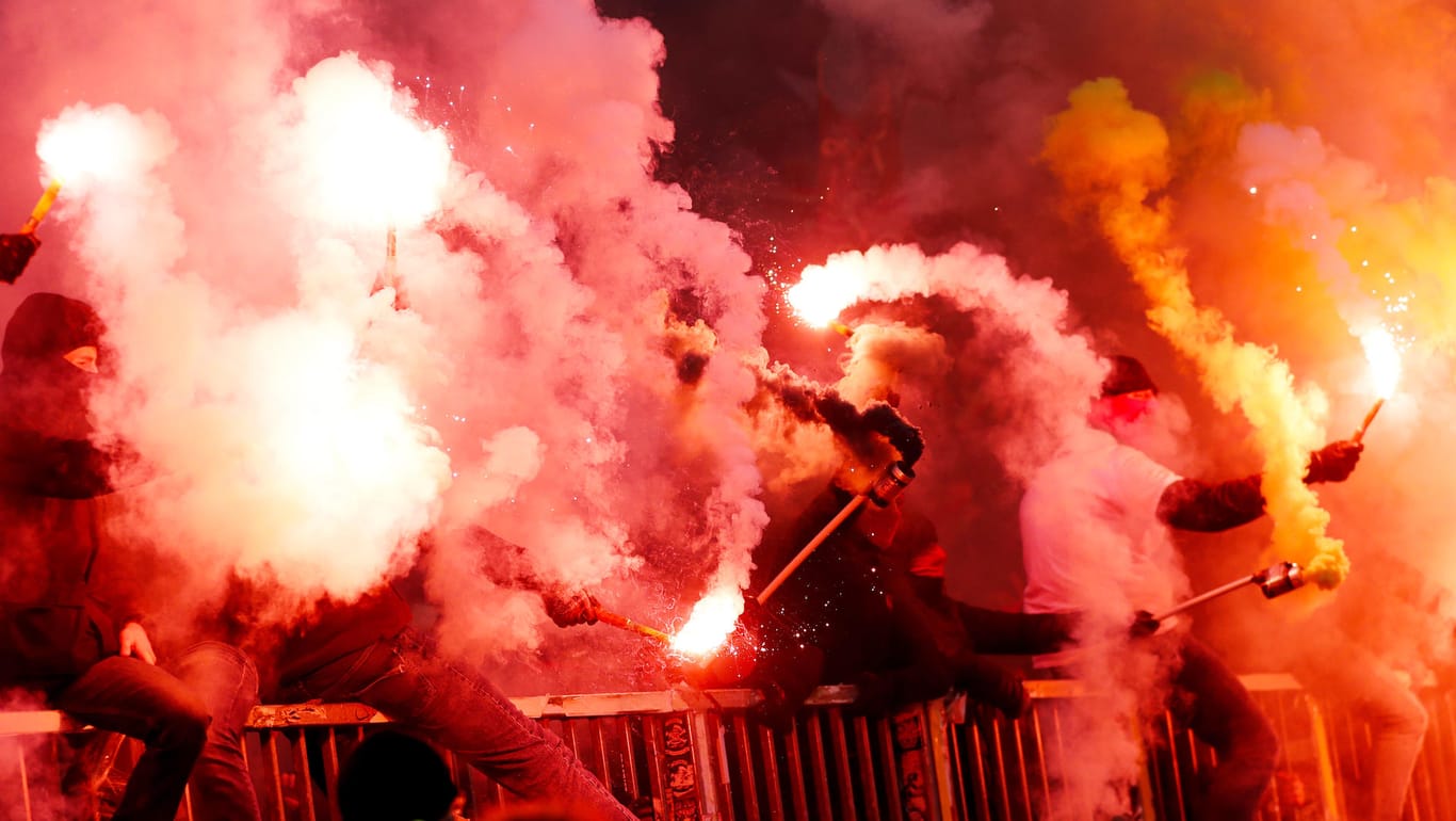 Fans des FC St. Pauli brennen Pyrotechnik ab.