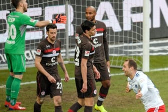 HSV-Angreifer Pierre-Michel Lasogga (r) feiert sein Tor zum 0:3.