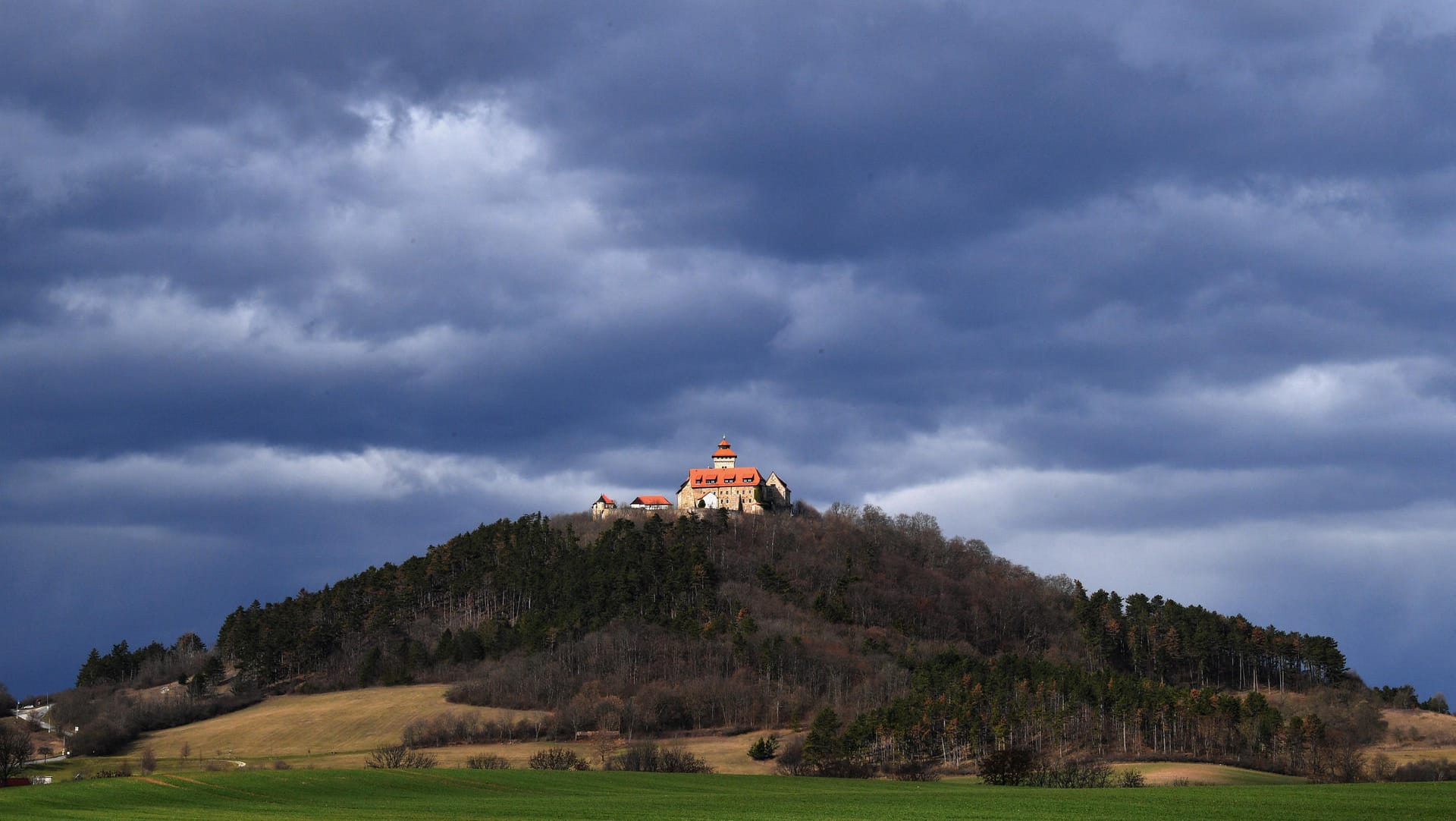 Veste Wachsenburg in Thüringen: Wind und Regen bestimmen dieser Tage das Wetter in Deutschland. Die Sonne lässt sich nur selten blicken.