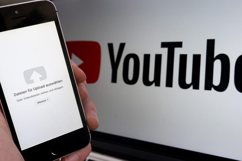 YouTube auf einem Smartphone: Pop-up-Fenster gegen Fake News