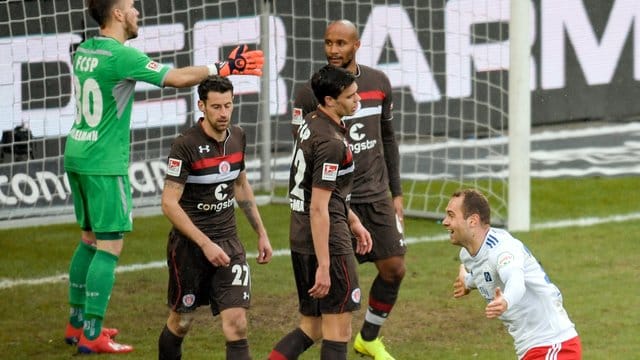 HSV-Angreifer Pierre-Michel Lasogga (r) feiert sein Tor zum 0:3.