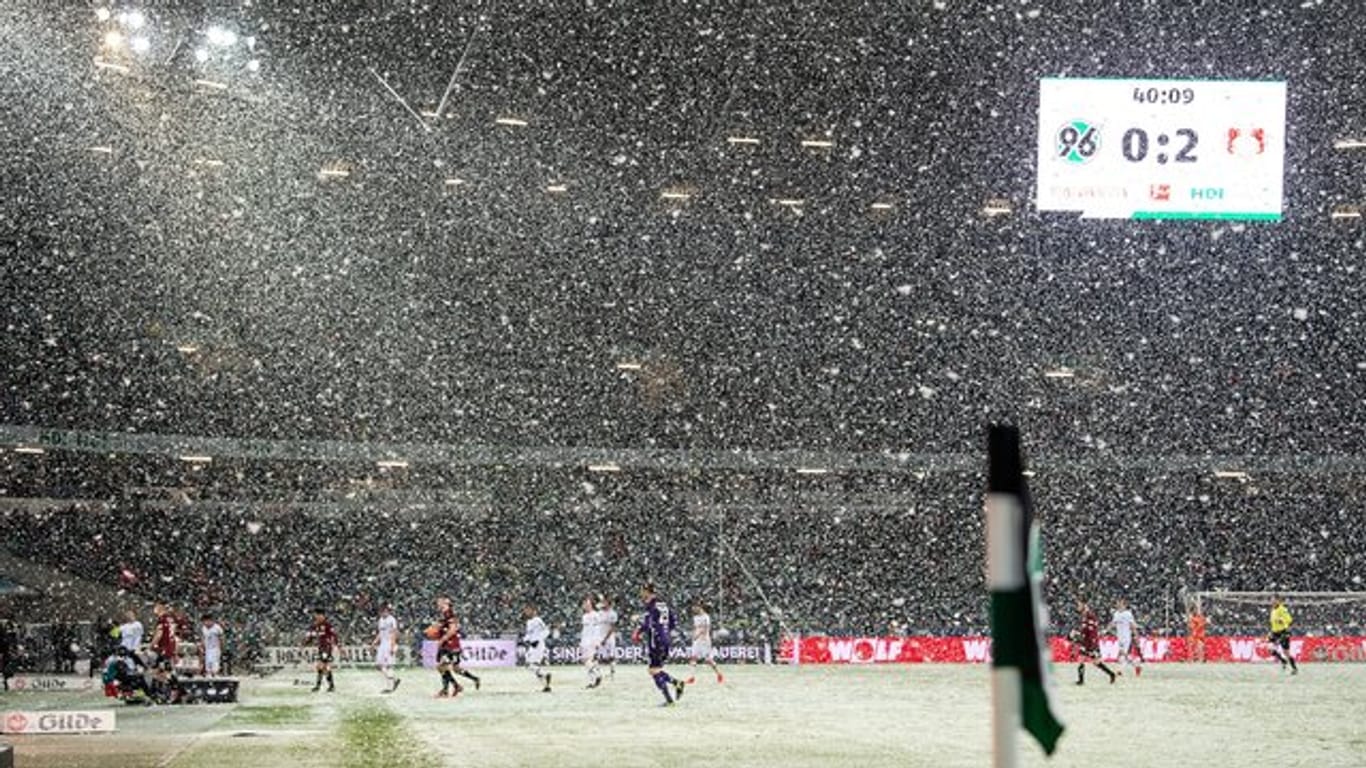 Starkes Schneetreiben sorgte bei Hannover gegen Leverkusen zu einer Spielunterbrechung.