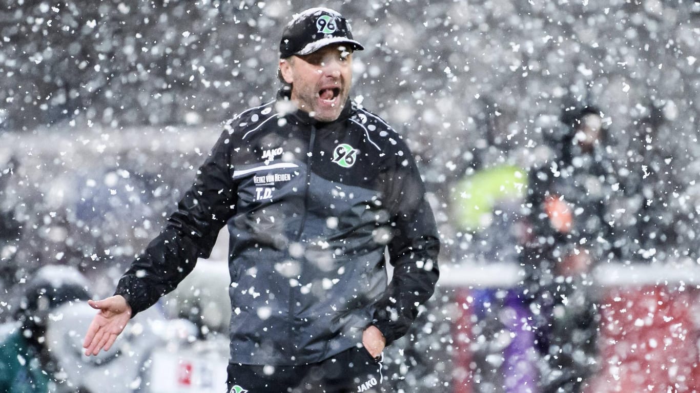 Thomas Doll: Hannovers Trainer versucht seinem Team im Schneegestöber Anweisungen zu geben.