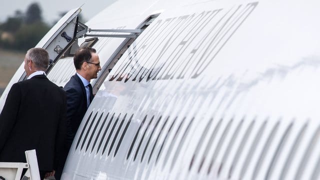 Heiko Maas steigt in ein Flugzeug der Flugbereitschaft der Bundeswehr. Heiko Maas steigt in ein Flugzeug der Flugbereitschaft der Bundeswehr.