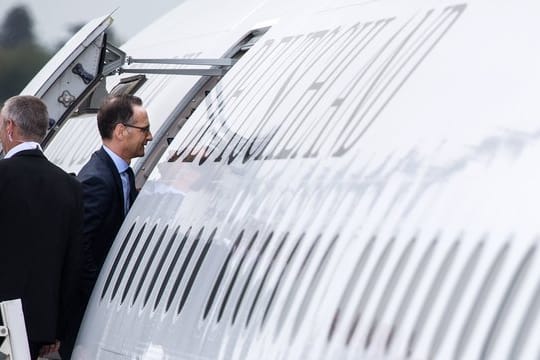 Heiko Maas steigt in ein Flugzeug der Flugbereitschaft der Bundeswehr.