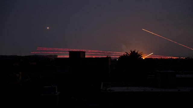 Leuchtspurmunition erhellt den Nachthimmel über Baghus, der letzten IS-Bastion in Syrien. Leuchtspurmunition erhellt den Nachthimmel über Baghus, der letzten IS-Bastion in Syrien.