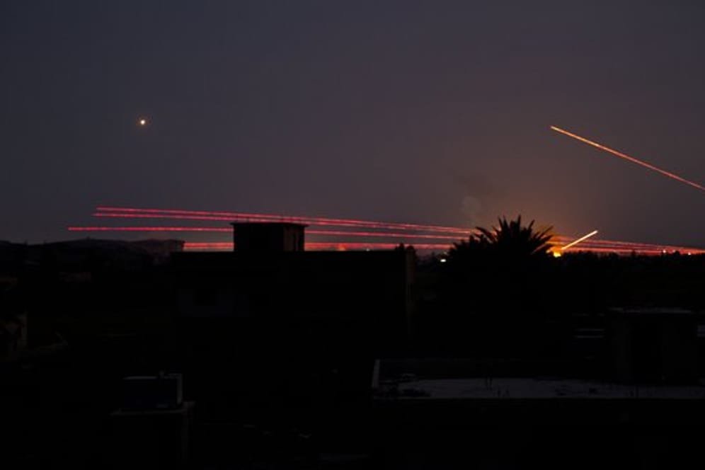Leuchtspurmunition erhellt den Nachthimmel über Baghus, der letzten IS-Bastion in Syrien.