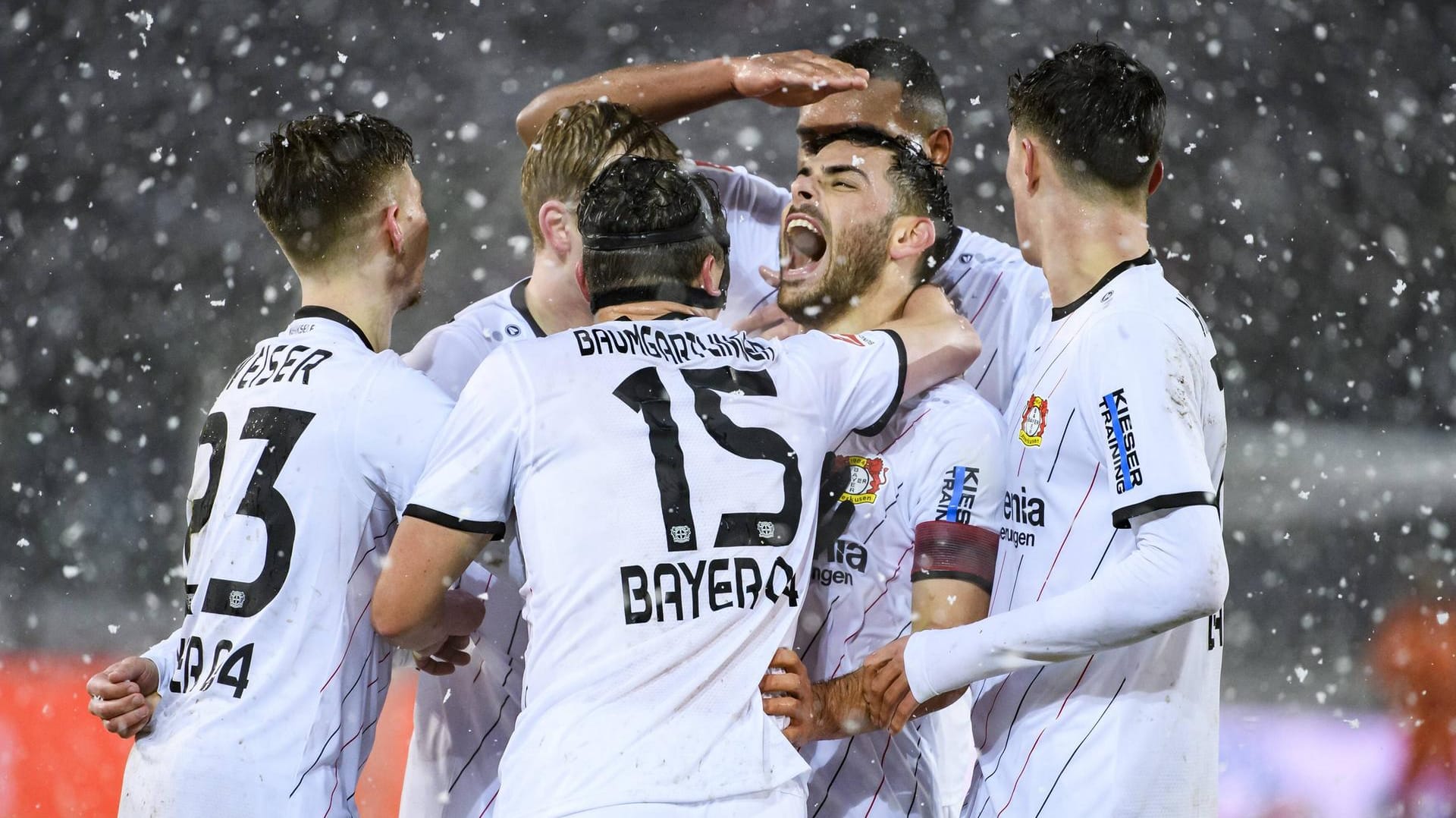 Doppelpack: Die Leverkusener feiern das zwischenzeitliche 2:0 durch Kevin Volland. Doppelpack: Die Leverkusener feiern das zwischenzeitliche 2:0 durch Kevin Volland.