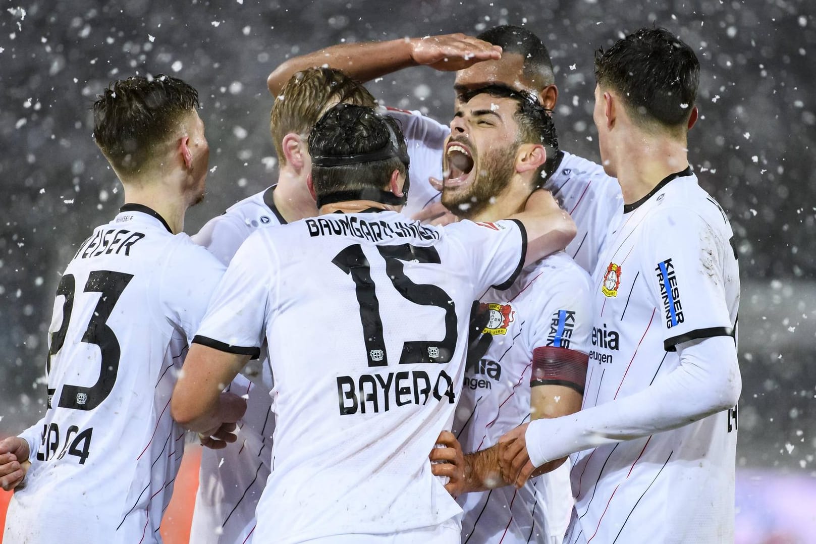 Doppelpack: Die Leverkusener feiern das zwischenzeitliche 2:0 durch Kevin Volland.