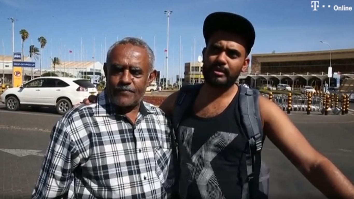 Hatte einen Platz im Unglücksflieger gebucht: Ahmed Khalid mit seinem Vater in Nairobi, wo er schließlich mit einem verspäteten Flug ankam.