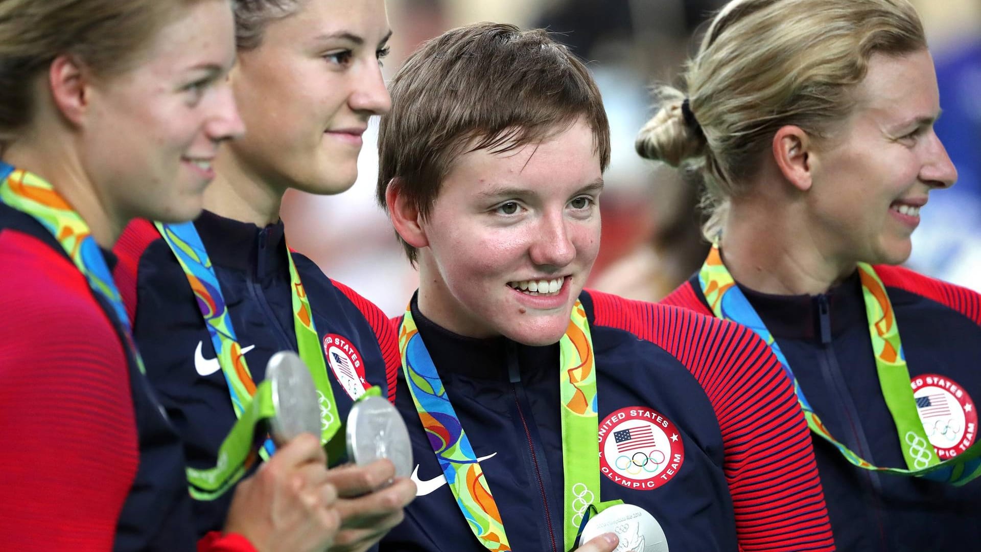 Kelly Catlin (3. v. l.) beim Gewinn der Silbermedaille bei den Olympischen Spielen 2016 in Rio.