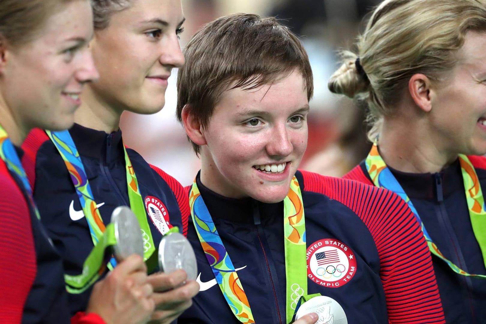 Kelly Catlin (3. v. l.) beim Gewinn der Silbermedaille bei den Olympischen Spielen 2016 in Rio.