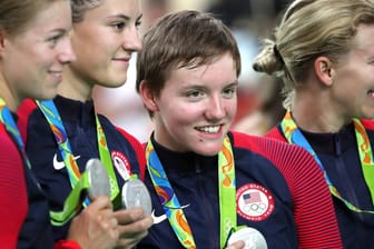 Kelly Catlin (3. v. l.) beim Gewinn der Silbermedaille bei den Olympischen Spielen 2016 in Rio.