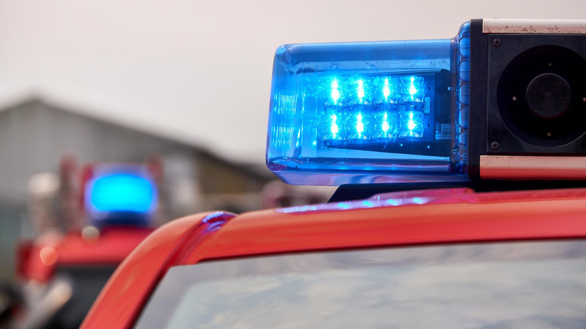 Einsatzfahrzeuge der Feuerwehr: In Wuppertal mussten Brandbekämpfer mehrere Dutzend Menschen aus ihren Häusern holen, weil diese einzustürzen drohen. Einsatzfahrzeuge der Feuerwehr: In Wuppertal mussten Brandbekämpfer mehrere Dutzend Menschen aus ihren Häusern holen, weil diese einzustürzen drohen.