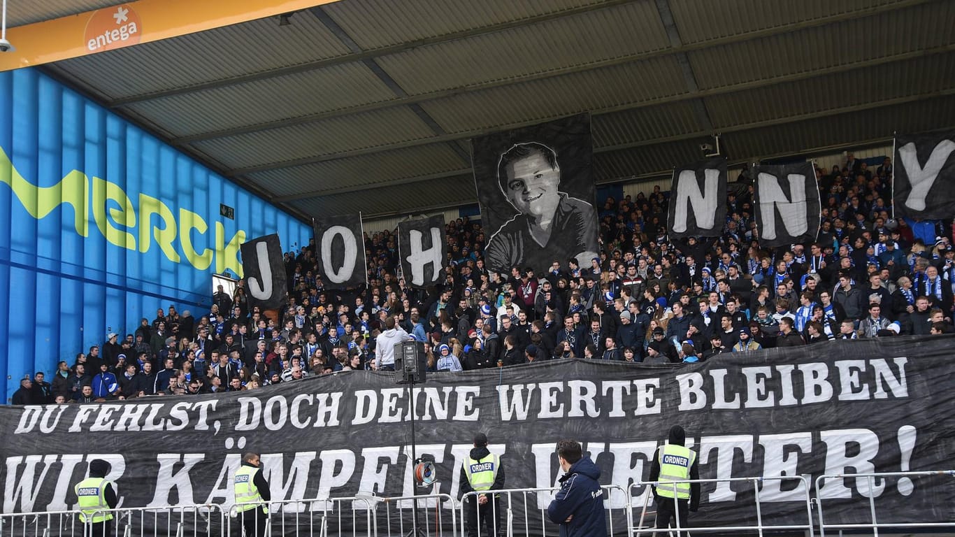 Die Fans des SV Darmstadt erweisen dem verstorbenen Jonathan Heimes Respekt.