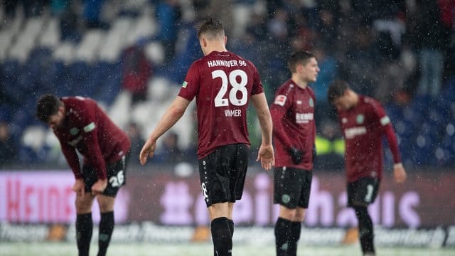 Trotz ihrer Aufholjagd stehen die 96-Profis gegen Leverkusen am Ende mit leeren Händen dar.