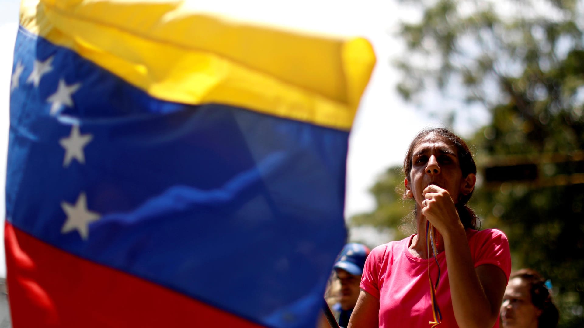 Eine Demonstrantin in Caracas: Schon seit vier Tagen leidet Venezuela unter einem großen Stromausfall.