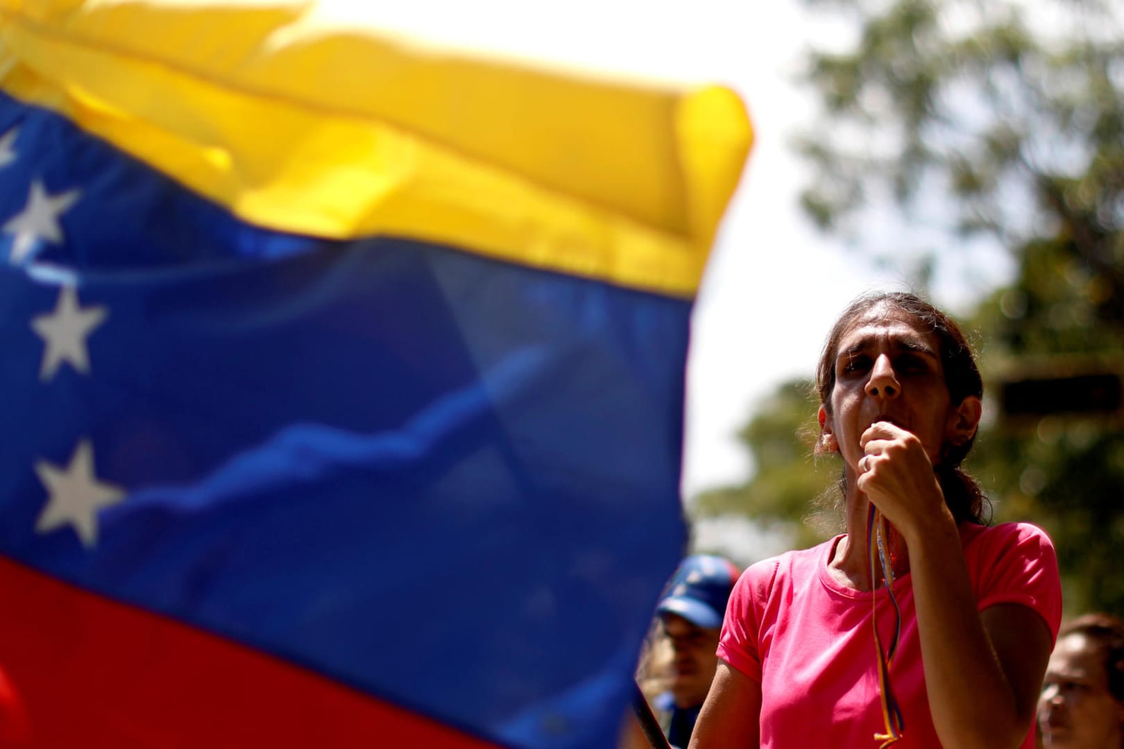 Eine Demonstrantin in Caracas: Schon seit vier Tagen leidet Venezuela unter einem großen Stromausfall.