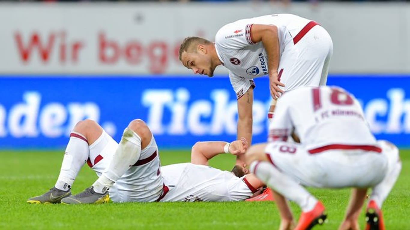 Geknickt: Nürnbergs Spieler nach der Niederlage in Hoffenheim.